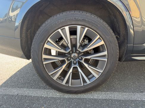 Certified 2022 Volvo XC90 T6 Momentum w/ Climate Package image 13