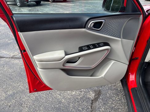 Used 2025 Kia Soul LX w/ LX Technology Package FWD image 10