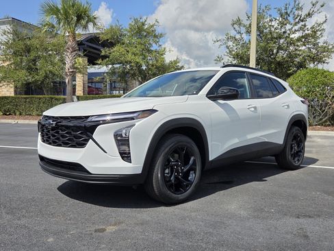 New 2026 Chevrolet Trax LT w/ Midnight Edition FWD image 2