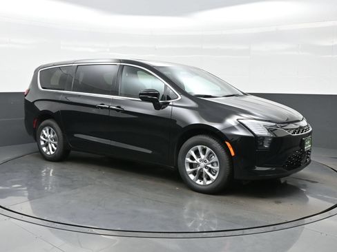 New 2027 Chrysler Pacifica Select AWD/4WD image 10