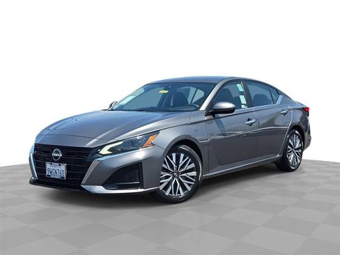 Used 2023 Nissan Altima 2.5 SV FWD image 1