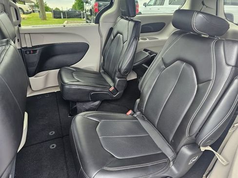 Used 2023 Chrysler Pacifica Touring-L FWD image 17