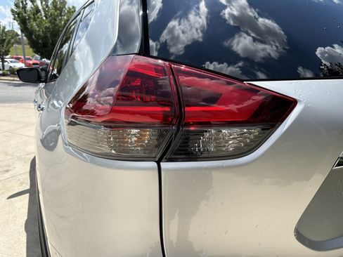 Used 2019 Nissan Rogue SV AWD/4WD image 12