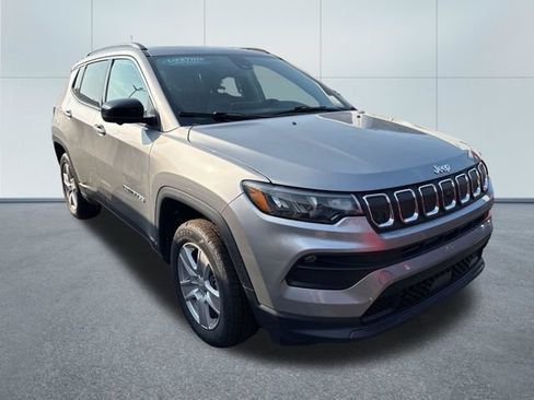 Used 2022 Jeep Compass Latitude w/ Sun and Sound Group AWD/4WD image 5