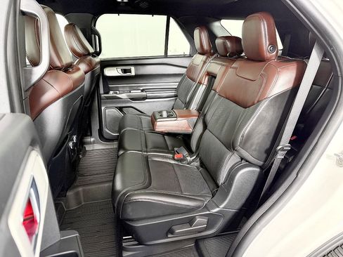 Used 2020 Ford Explorer Platinum w/ Premium Technology Package AWD/4WD image 45