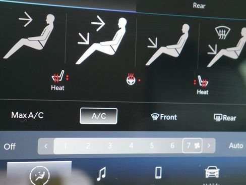 Used 2023 Chrysler Pacifica Touring-L image 21