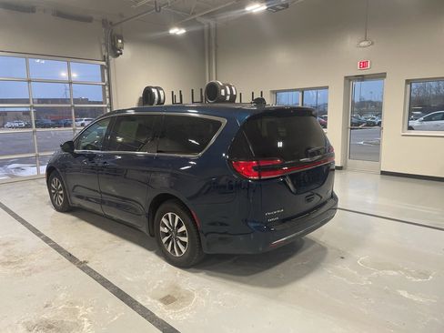 Used 2023 Chrysler Pacifica Touring-L w/ Uconnect Theater Family Group image 3