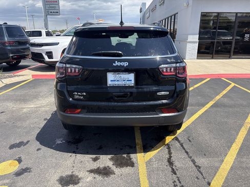 Used 2022 Jeep Compass Latitude w/ Sun and Sound Group AWD/4WD image 7