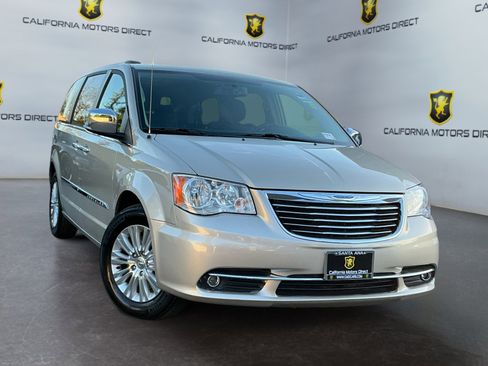 Used 2016 Chrysler Town & Country Limited image 3