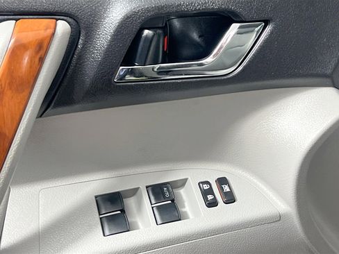 Used 2013 Toyota Highlander Limited image 16