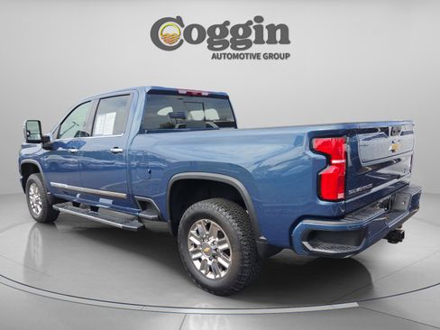 Used 2026 Chevrolet Silverado 2500 High Country w/ High Country Premium Package AWD/4WD image 3