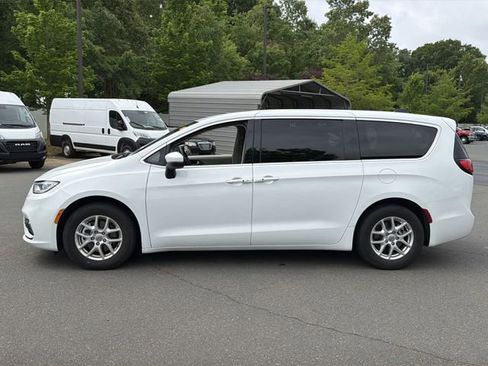 Used 2023 Chrysler Pacifica Touring-L FWD image 2