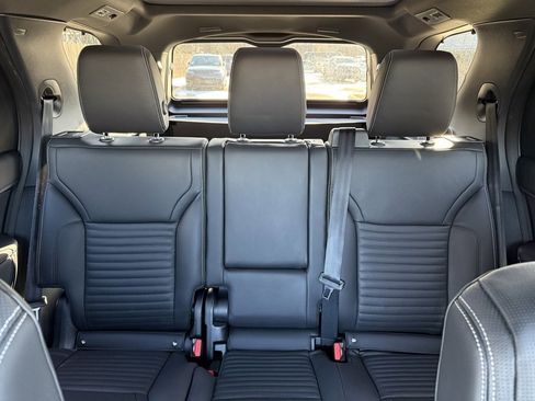Certified 2025 Land Rover Discovery Dynamic SE image 34