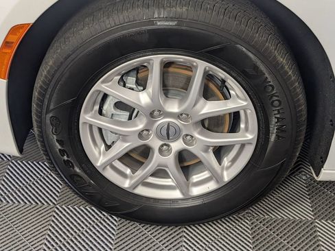 Used 2025 Chrysler Pacifica Select FWD image 8