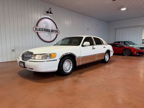 Used 2002 Lincoln Town Car Executive image 4