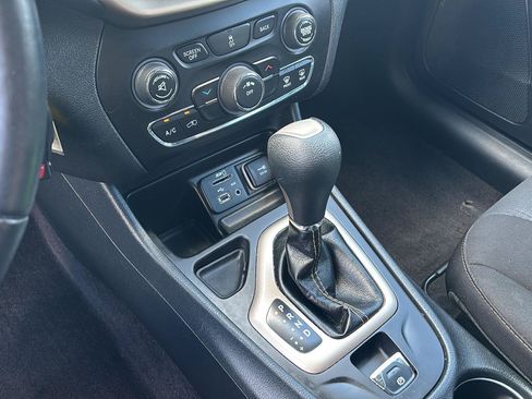 Used 2016 Jeep Cherokee Latitude FWD image 34