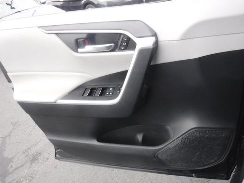 Used 2020 Toyota RAV4 XLE Premium image 17