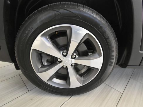 Used 2019 Jeep Cherokee Limited AWD/4WD image 10