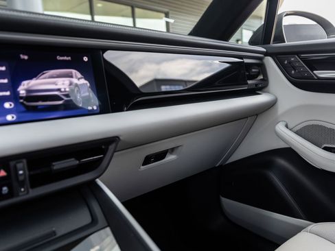 Certified 2025 Porsche Macan 4 Electric AWD/4WD image 28