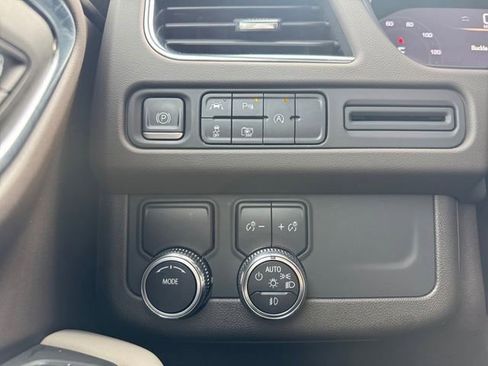 Certified 2023 GMC Yukon XL SLT w/ SLT Premium Package image 5