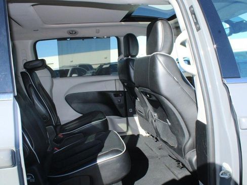 Used 2023 Chrysler Pacifica Limited image 13