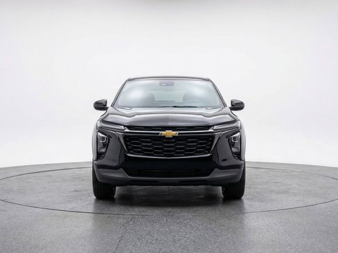 Used 2025 Chevrolet Equinox LT image 2