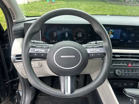 Used 2025 Hyundai Tucson SE FWD image 12