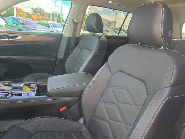 Used 2024 Volkswagen Atlas SE w/ Panoramic Sunroof Package FWD image 17