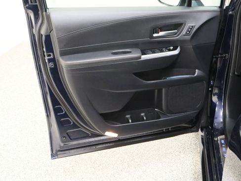 Used 2025 Toyota Sienna Platinum AWD/4WD image 12
