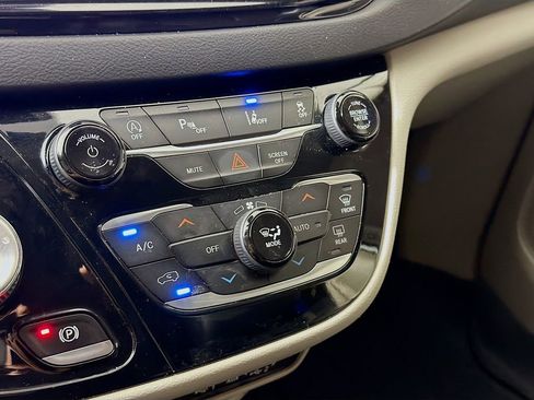 Used 2022 Chrysler Pacifica Touring-L image 18