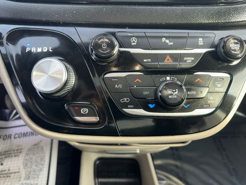 Used 2018 Chrysler Pacifica Touring-L Plus w/ Tire & Wheel Group image 22