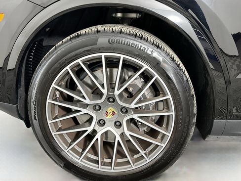 Used 2023 Porsche Cayenne AWD/4WD image 33