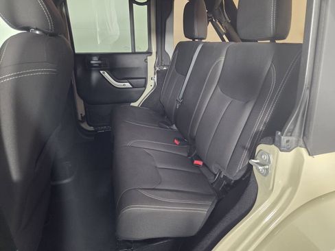 Used 2018 Jeep Wrangler Unlimited Sahara w/ Connectivity Group AWD/4WD image 24