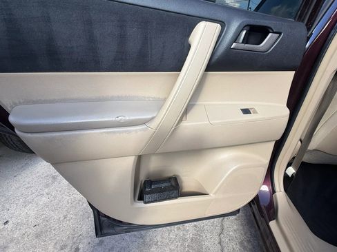 Used 2011 Toyota Highlander 4WD w/ Tech Pkg image 21