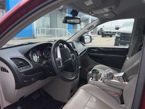 Used 2014 Chrysler Town & Country Touring-L w/ Driver Convenience Group image 6