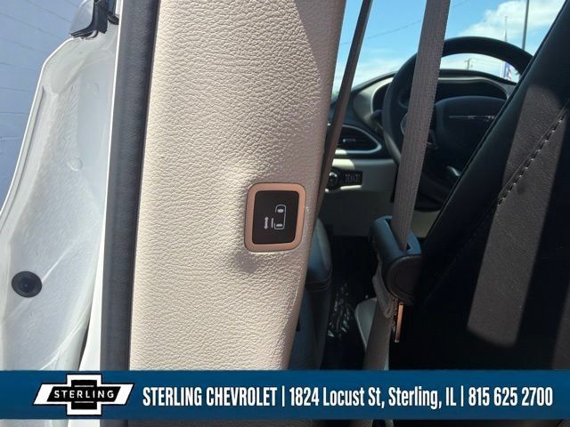 Used 2023 Chrysler Pacifica Touring-L FWD image 23