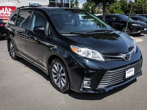 Used 2018 Toyota Sienna XLE w/ XLE Navigation Package AWD/4WD image 7