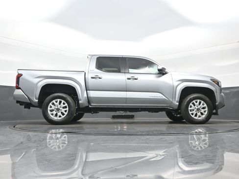 Used 2025 Toyota Tacoma SR5 image 33