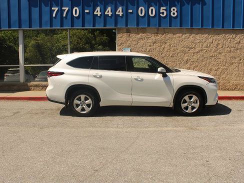 Used 2022 Toyota Highlander LE AWD/4WD image 19