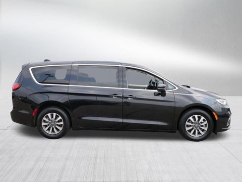 Used 2023 Chrysler Pacifica Touring-L FWD image 8