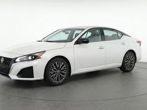 Used 2025 Nissan Altima 2.5 SV image 3