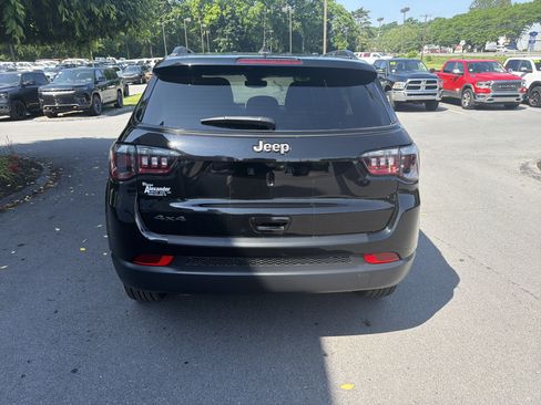 Used 2025 Jeep Compass Latitude w/ Convenience Group AWD/4WD image 4