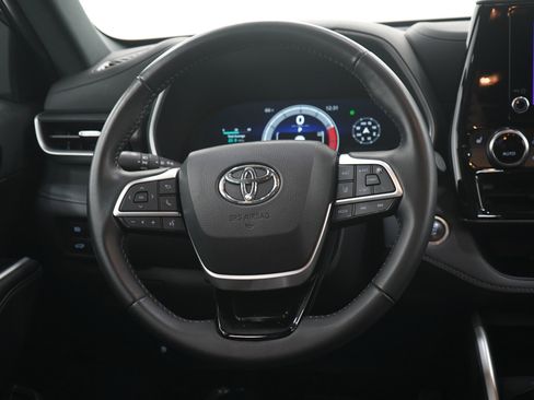 Used 2025 Toyota Highlander XSE AWD/4WD image 18
