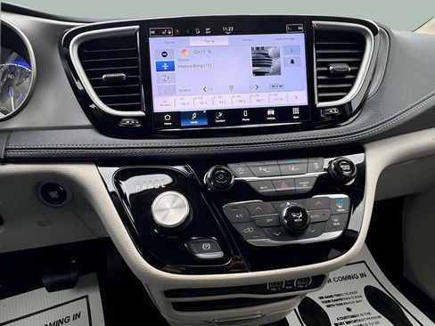 Certified 2023 Chrysler Pacifica Touring-L image 12