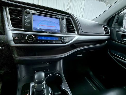 Used 2019 Toyota Highlander XLE image 23