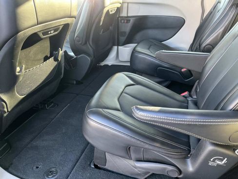 Used 2024 Chrysler Pacifica Touring-L image 22