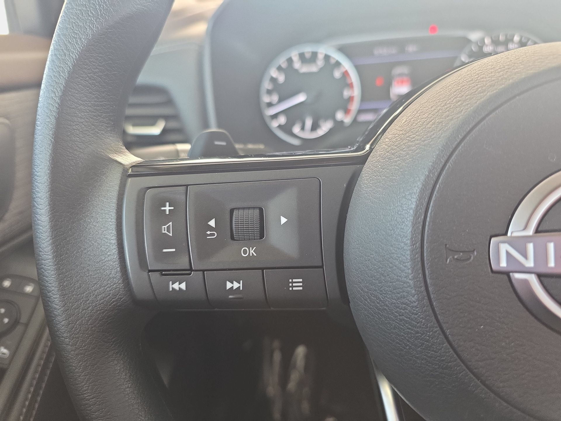 Used 2023 Nissan Rogue SV FWD image 16