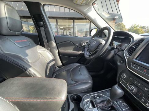 Used 2019 Jeep Cherokee Trailhawk image 16