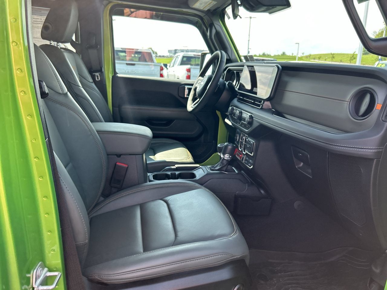 Used 2025 Jeep Gladiator Mojave w/ Convenience Group AWD/4WD image 14