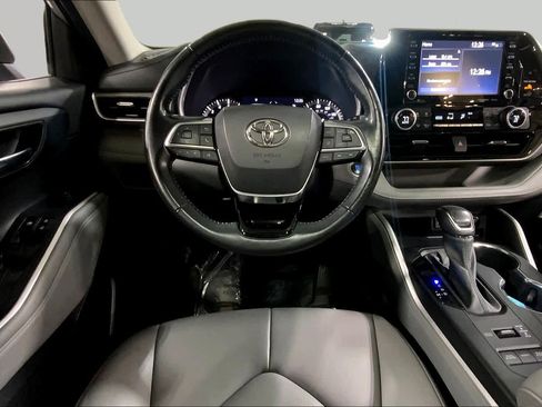 Certified 2021 Toyota Highlander XLE AWD/4WD image 6
